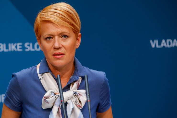 Ministrica Pivčeva se je oglasila z bolniške in priznala, da so določene naloge pri SRIPT delo več avtorjev