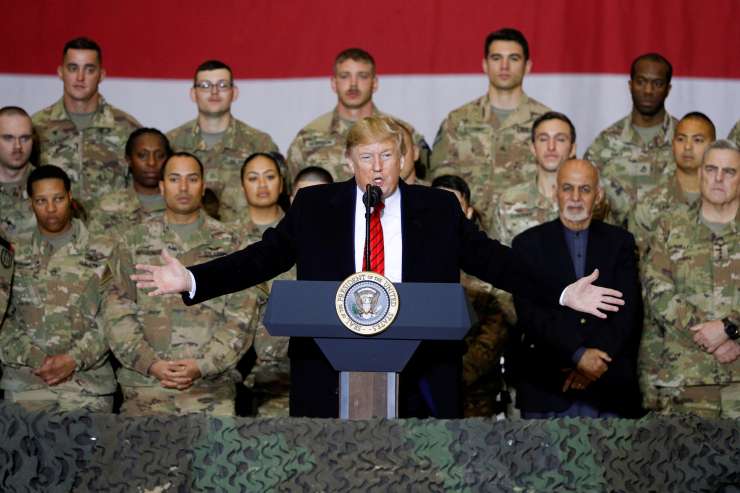 Trump obiskal ameriške vojake v Afganistanu in jim v menzi delil praznično večerjo (FOTO in VIDEO)