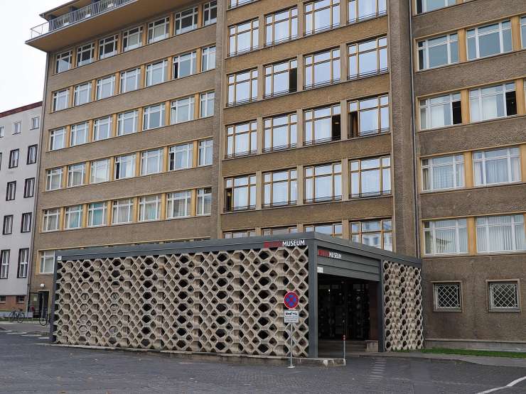Vlomilci iz berlinskega muzeja Stasija odnesli odlikovanji Karla Marxa in Lenina