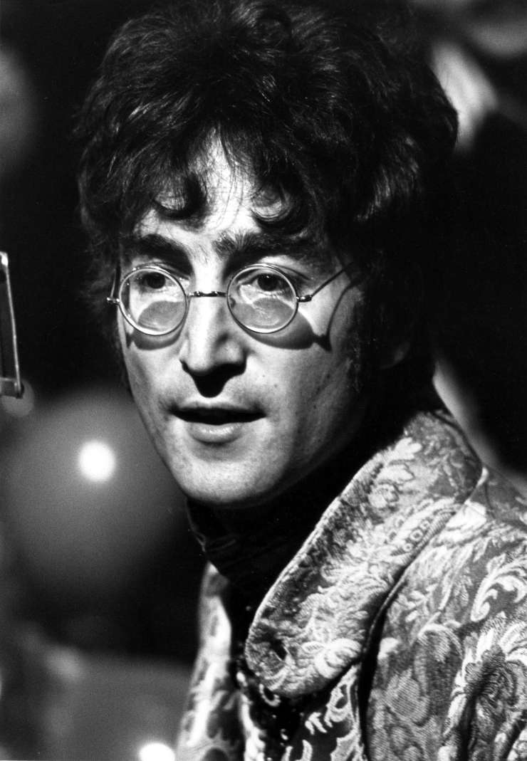 Lennonova znamenita okrogla sončna očala prodana za 137.500 funtov