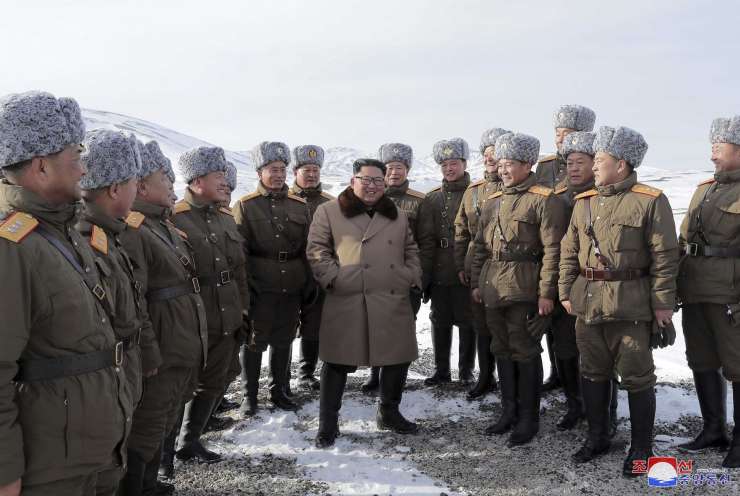 Kim Jong-un z vojsko nad covid: to je "največji pretres", ki je doletel Severno Korejo od ustanovitve