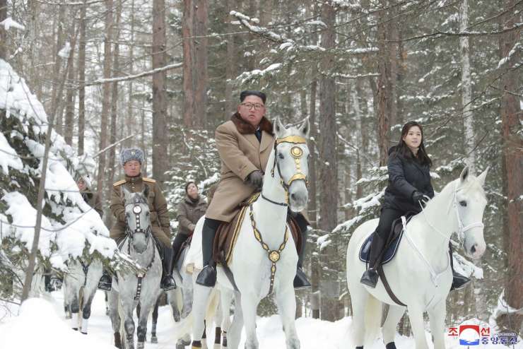 Diktator Kim zajahal konja in šel na sveto goro, kjer je gazil "po deviškem snegu do kolen"