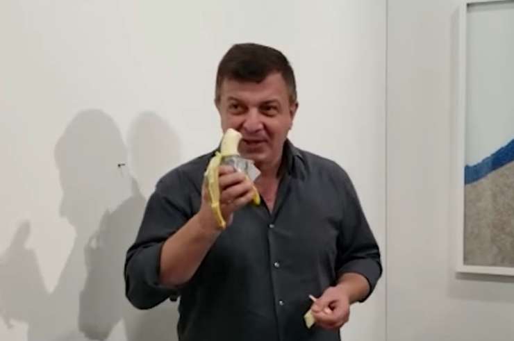"Lačni umetnik" pojedel 120.000 dolarjev vredno banano (VIDEO)