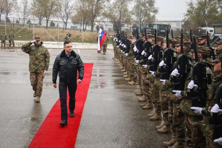 Miha Kordiš se po parlamentu sprehaja v majici s Titom, zdaj pa se usaja, ker Pahor in Šarec nosita črno usnjeno jakno