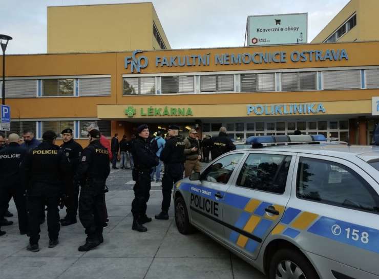 Napadalec v bolnišnici v Ostravi ubil najmanj šest ljudi, nato se je pred policisti ustrelil v glavo