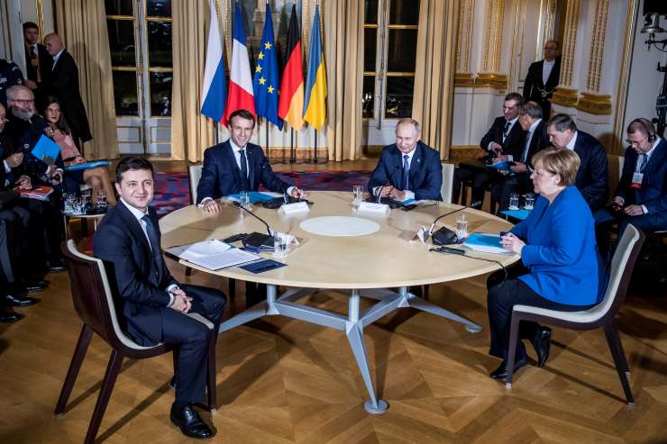 Pod budnimi očmi Macrona in Merklove sta se v Parizu srečala Zelenski in Putin