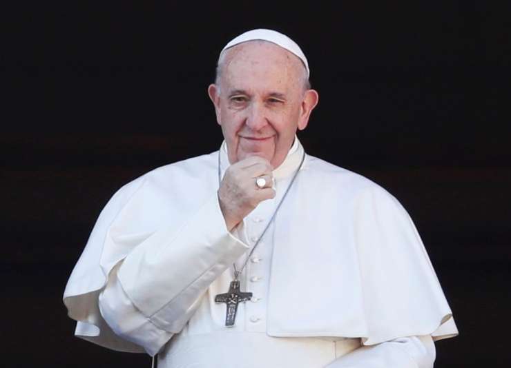 Papež s kristjani po svetu molil proti koronavirusu