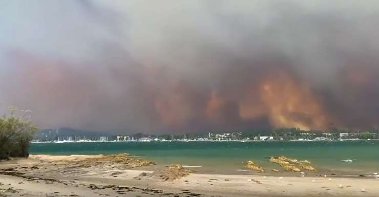 V Avstraliji zaradi požarov množične evakuacije in razglasitev "območja brez turistov"