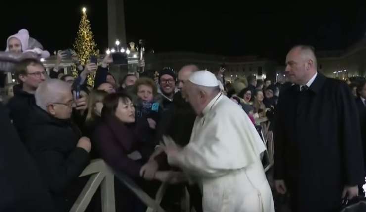Papež izgubil živce zaradi ženske, ki ga je grabila za roko; dan kasneje se je opravičil (VIDEO)