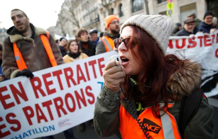 Francozi vztrajajo na ulicah, vlada ponuja umik zvišanja starosti za upokojitev