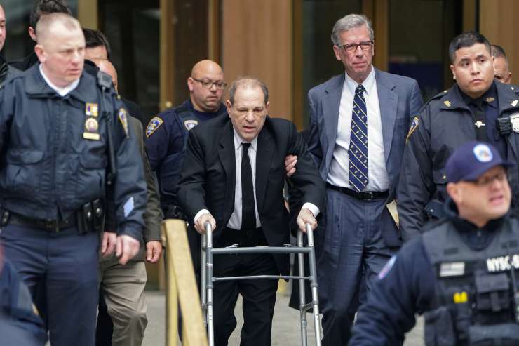 Weinstein spoznan za krivega, grozi mu do 25 let zapora