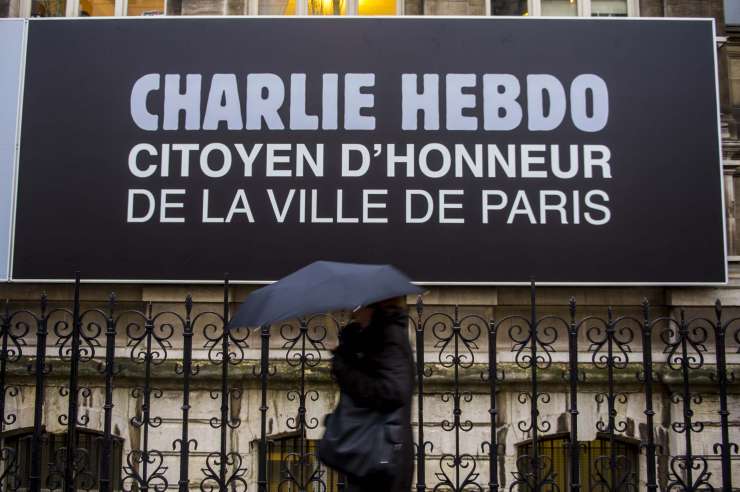 Charlie Hebdo spet tarča groženj s smrtjo