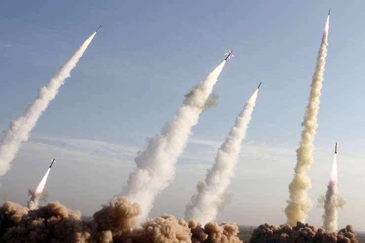 Maščevanje za Solejmanija: Iran z raketami napadel ameriške sile v Iraku