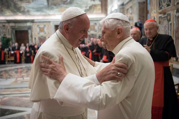 Nekdanji papež Benedikt XVI. zahteva umik soavtorstva knjige o duhovniškem celibatu