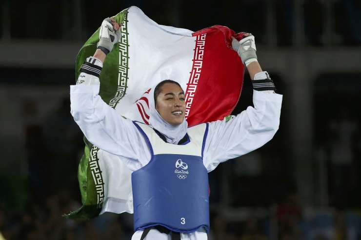 Edina iranska olimpijka z medaljo odvrgla hidžab in pobegnila iz države: Sem ena od milijona zatiranih žensk v Iranu
