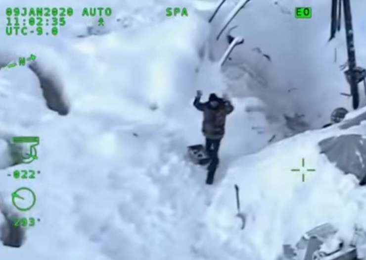 Neverjetno: možak je tri tedne preživel v mrazu zimske Aljaske, potem ko mu je pogorela koča (VIDEO)