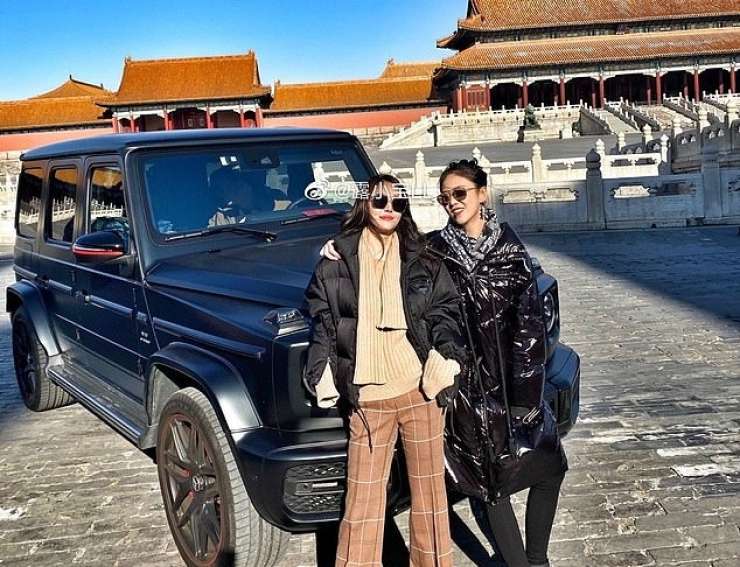 Kitajci besnijo nad bogatašinjo, ki se je z luksuznim mercedesom vozila po Prepovedanem mestu