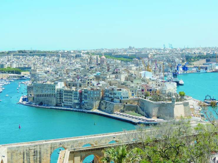 Malta - prva država v EU, ki bo dovolila vstop le cepljenim