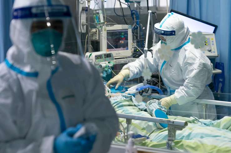 Zaradi koronavirusa bolnišnice na območju Wuhanu preplavljene z obolelimi; v Evropi verjetni novi primeri