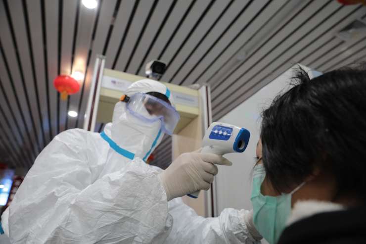 Kitajski že primanjkuje zaščitne opremo za boj proti novemu koronavirusu