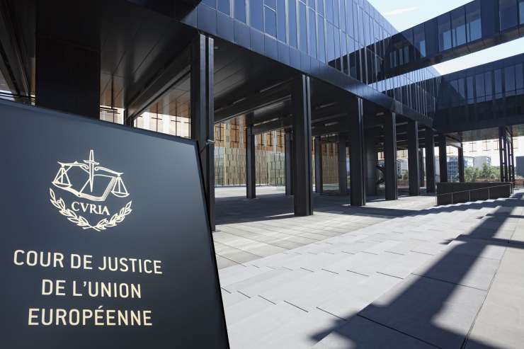 Bosta tožbi Madžarske in Poljske zavrnjeni? Generalni pravobranilec Sodišča EU vztraja pri pogojevanju evropskih sredstev z vladavino prava