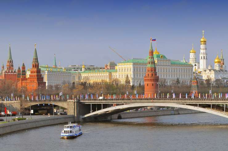 Rusi naganjajo slovenske diplomate iz Moskve