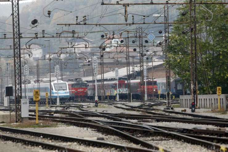 Zaradi koronavirusa na meji med Italijo in Avstrijo več ur ustavljena vlaka