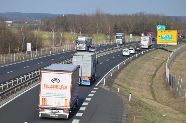 Od jutri tovornjaki na avtocesti A1 čez dan ne bodo več smeli prehitevati
