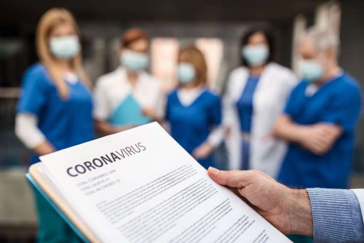 Koronavirus: Vlada sprostila blagovne rezerve, a svari pred paniko