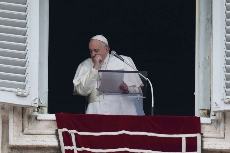 Papež pod stalnim nadzorom za koronavirus po stiku z okuženim kardinalom