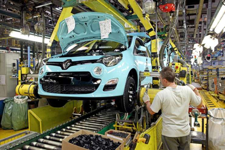 Francija svoji avtomobilski industriji pomaga z milijardami: bo to dovolj, da se reši tudi Revoz?