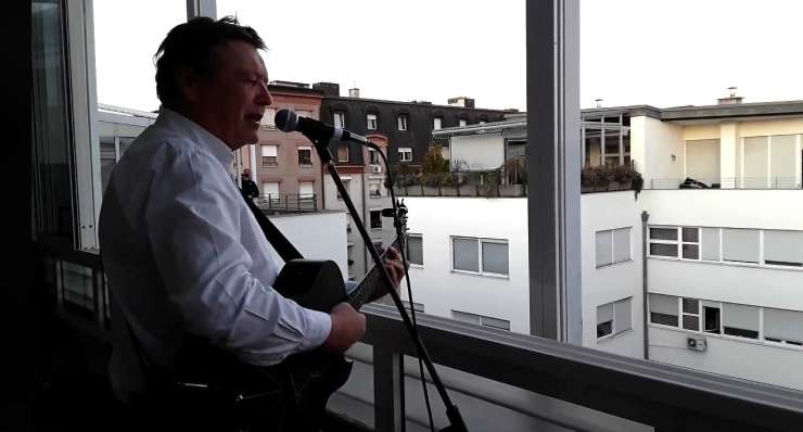 (VIDEO) Mitja Ferenc (Prifarski Muzikanti)  s pesmijo z domače terase proti koronavirusu