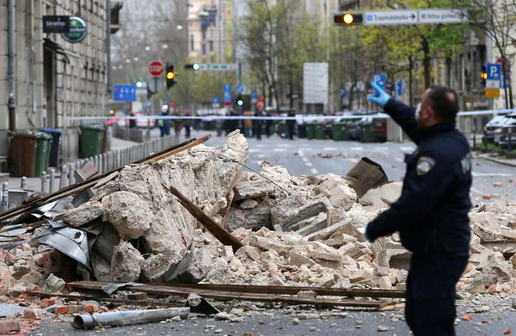 Močan potres prebudil Zagreb: poškodovane številne stavbe, 15-letnik se bori za življenje, več ljudi naj bi bilo ujetih v ruševinah, v NEK Krško ni povzročil škode