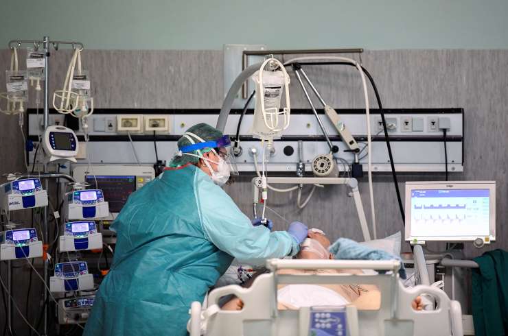 Slovenske bolnišnice lahko brez škode za ostale bolnike zagotovijo do 150 "koronskih" postelj