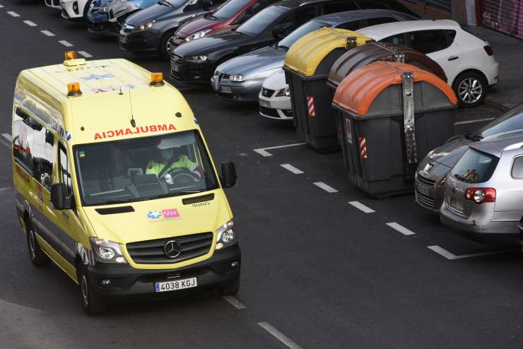 V Španiji kamenjali reševalna vozila z bolniki s covidom-19