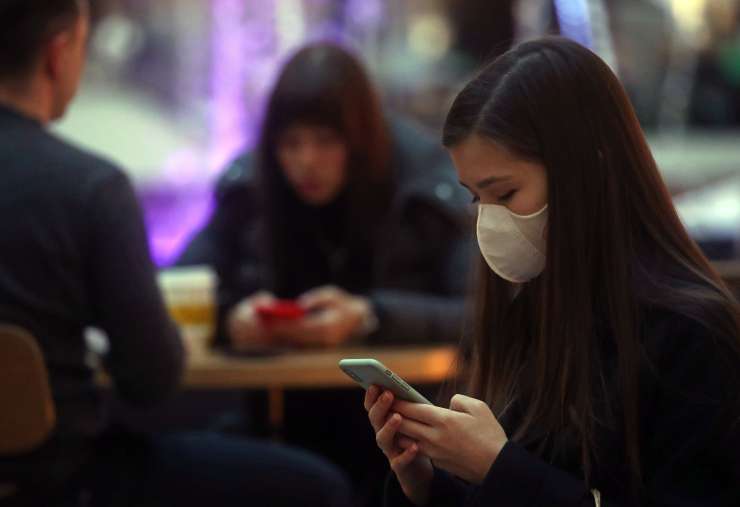 Na Slovaškem med pandemijo državi dostop do mobilnih telefonov državljanov, obvezno tudi nošenje mask