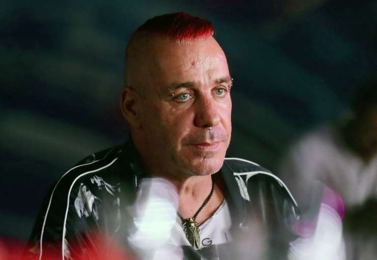 Pevec Rammsteinov Lindemann zaradi bolezni covid-19  na intenzivni negi