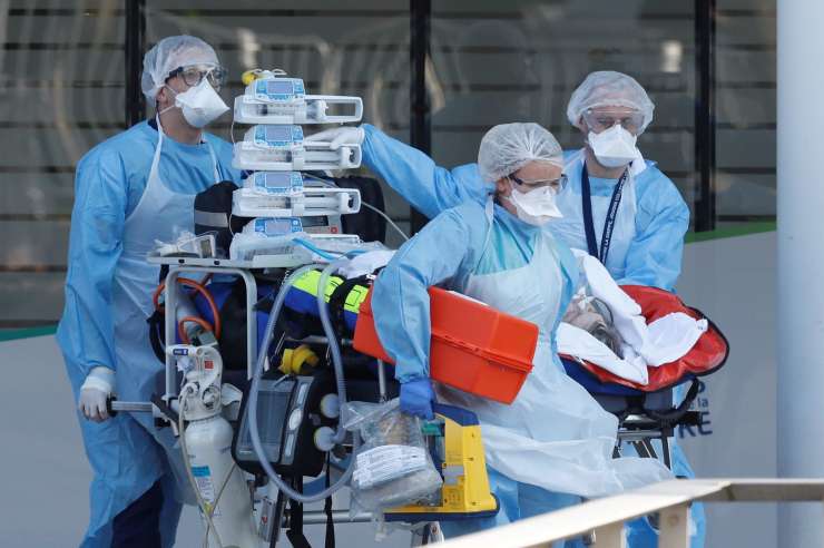 Francija zabeležila že več kot milijon okužb s koronavirusom