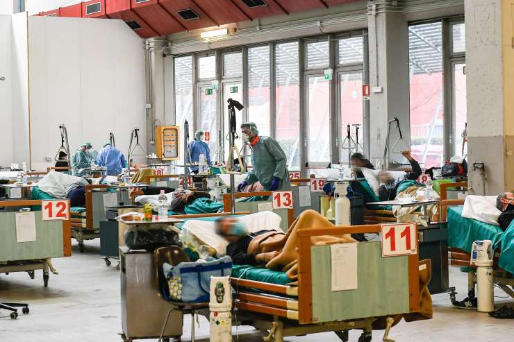 Italija zaradi pandemije covida-19 išče dodatne zdravstvene delavce