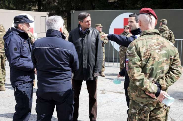 Pahor in Tonin obiskala premično bolnišnico v vojašnici Edvarda Peperka