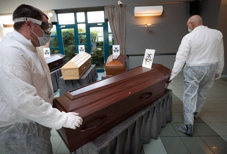 V Mariboru se kopičijo trupla žrtev covida, pokojnike iz UKC bodo hranili na pokopališču Dobrava