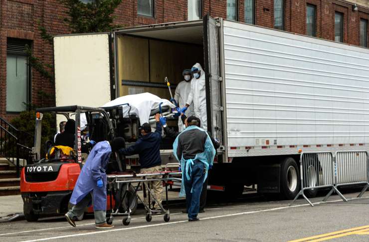 New York zaradi koronavirusa v šoku: trupla hranijo v tovornjakih hladilnikih, čaka se na črn dan s 1000 umrlimi