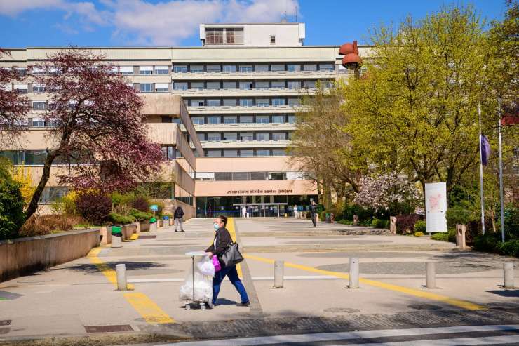 Kirurg v UKC Ljubljana pacientki iz Makedonije zaračunal še privatni honorar: 6000 evrov na račun v Hongkongu
