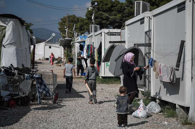 V Grčiji zaradi koronavirusa v karanteni begunsko taborišče