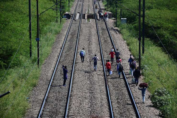 V Indiji tovorni vlak povozil 16 ljudi, ki so spali na tračnicah