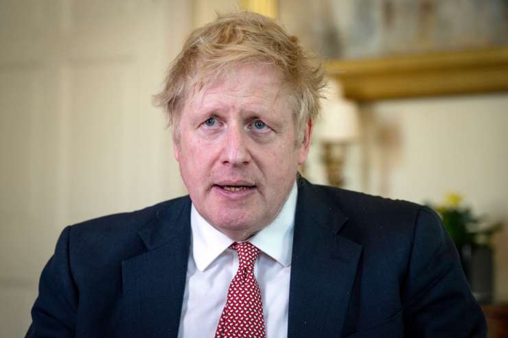 Svetovalec Borisa Johnson se je požvižgal na protikoronska pravila, premier ga brani