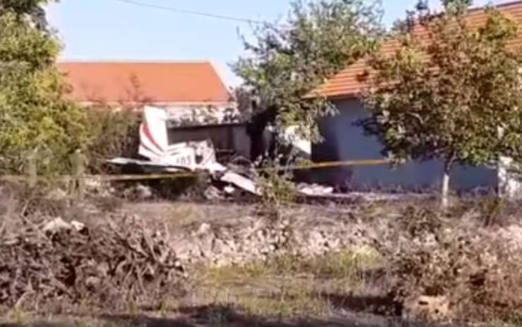 Pri Zadru strmoglavilo hrvaško vojaško letalo, pilota sta umrla; odstopil obrambni minister Krstičević (VIDEO)