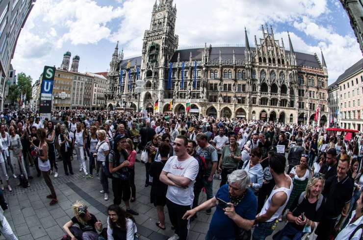 V Nemčiji tisoči na ulicah protestirali proti ukrepom zaradi koronavirusa