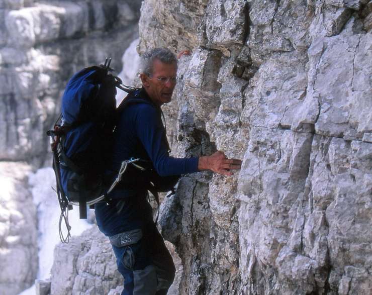 Umrl je legendarni alpinist Tone Škarja