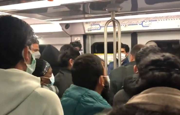 Kakšna varnostna razdalja? Tako je bilo danes na pariškem metroju (VIDEO)